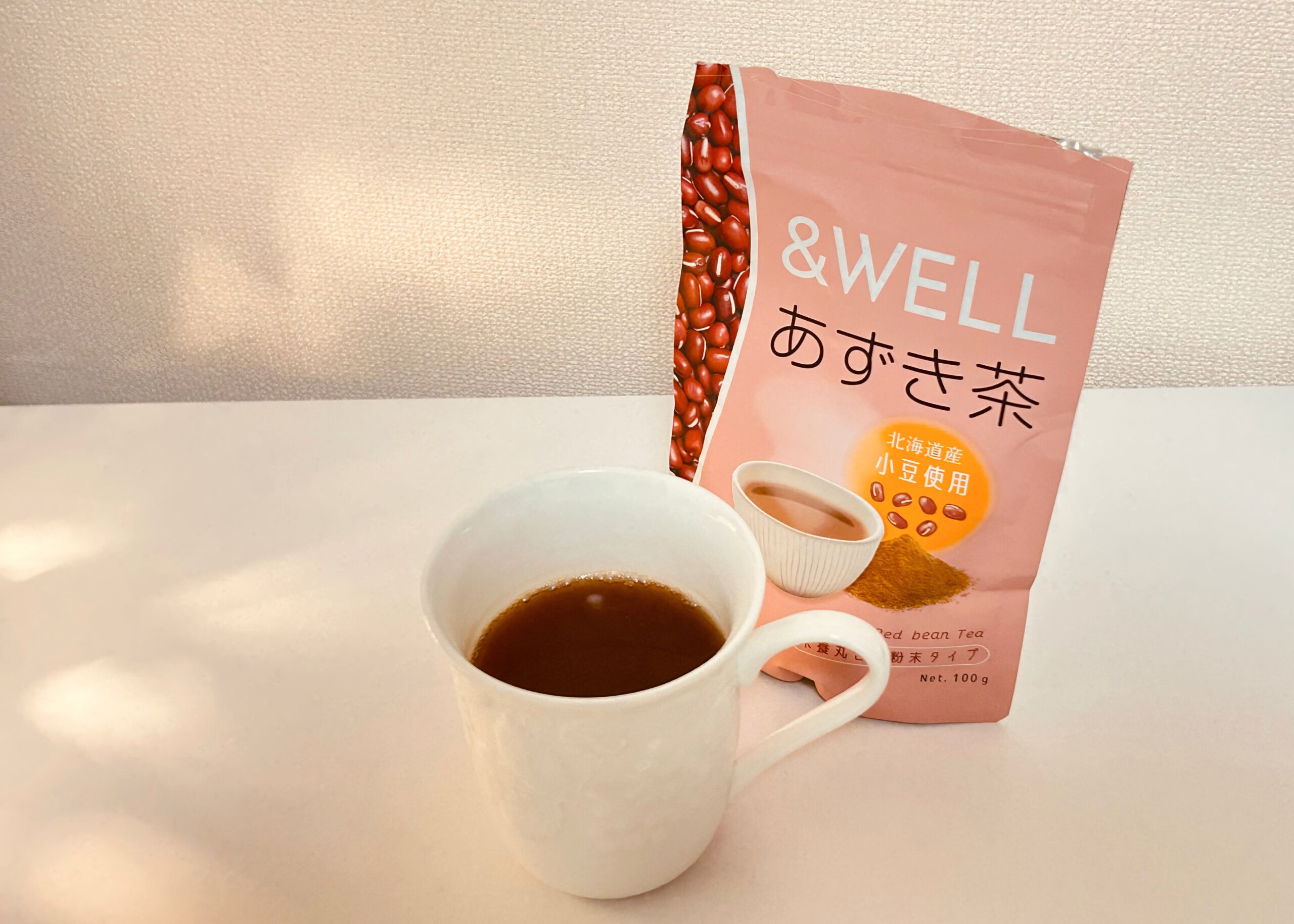 ＆WELLあずき茶をカップに淹れた様子 夜のリラックスタイム